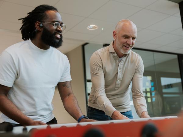 Collega's bij de tafelvoetbaltafel
