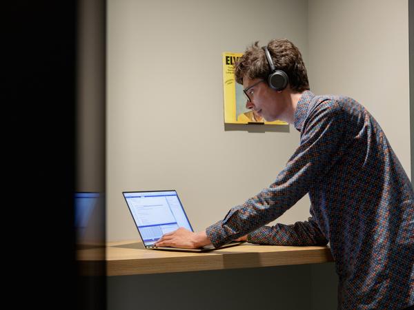 Geconcentreerd aan het werk